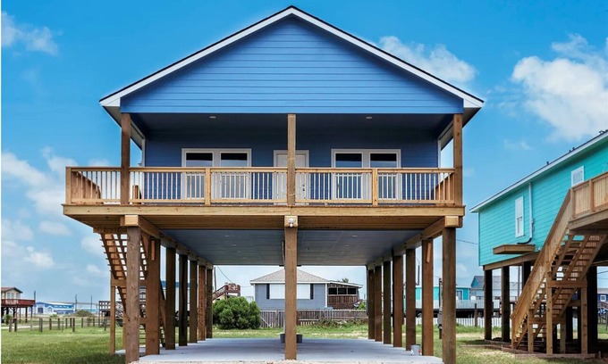 Surfside Beach House | The Blue Heron! Sleeps 12- 1K/2Q/6T