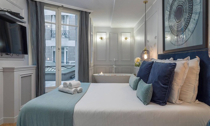 Chaillot Apartment | The Blue Pearl Suite