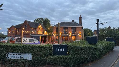 Flyford Flavell Hotel | The Boot Inn