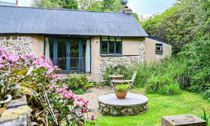 Hele House | The Bothy - a cosy little rustic barn