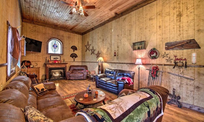 Florence House | The Bovard Lodge Rustic Cabin Near Ohio River!