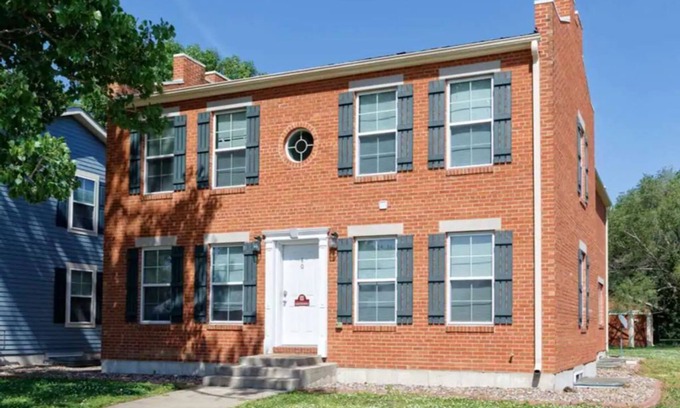 Nauvoo House | The Brickhouse in Nauvoo Sleeps 18!