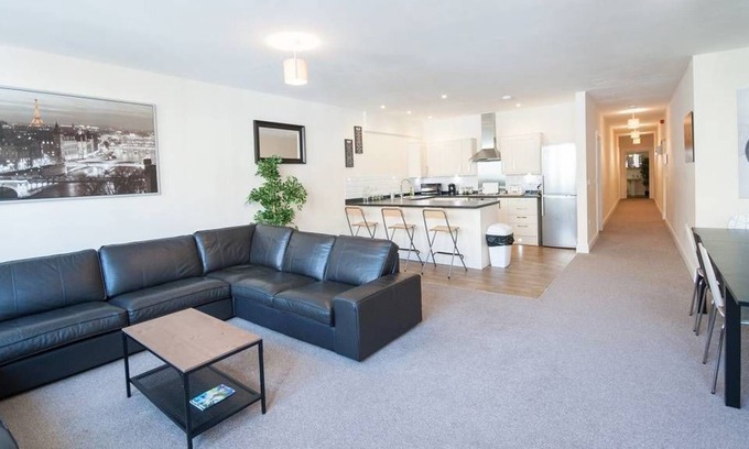Bristol City Centre Apartment | The Broadmead Forest - Spacious City Centre 3BDR Apartment