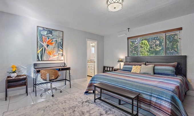 Central Sarasota Cottage | The Bromeliads - Cozy Cottage close to everything w/grill on patio