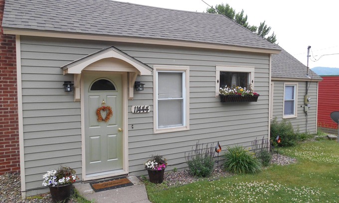 Trempealeau House | The Bungaleau 1 Bedroom House In Cute Rivertown