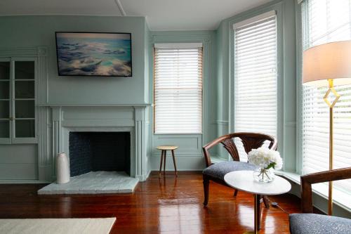 Newport Bed & Breakfast | The Burbank Rose Inn