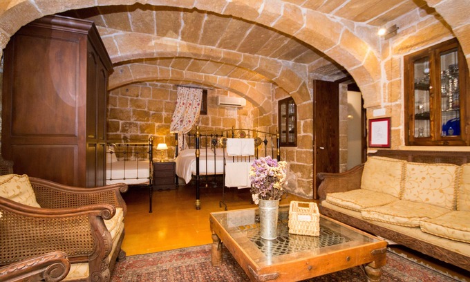 Tarxien Bed & Breakfast | The Burrow Guest House