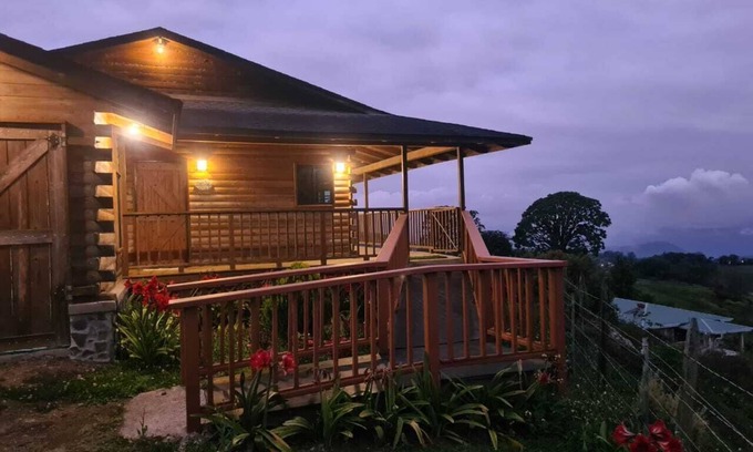 Pacayas Cabin | THE CABIN OF THE LILIES. NEAR VOLCANO IRAZU AND TURRIALBA. 100 MEGAS-