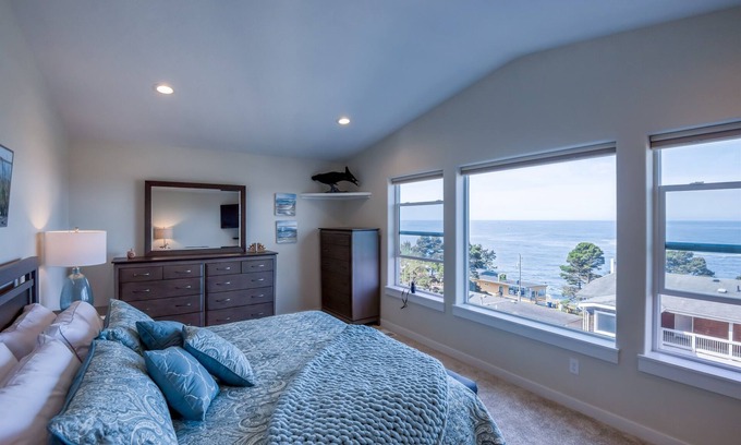 Depoe Bay House | The Captains Lookout Sleeps 6, Hot Tub, Pet Friendly, Ocean View