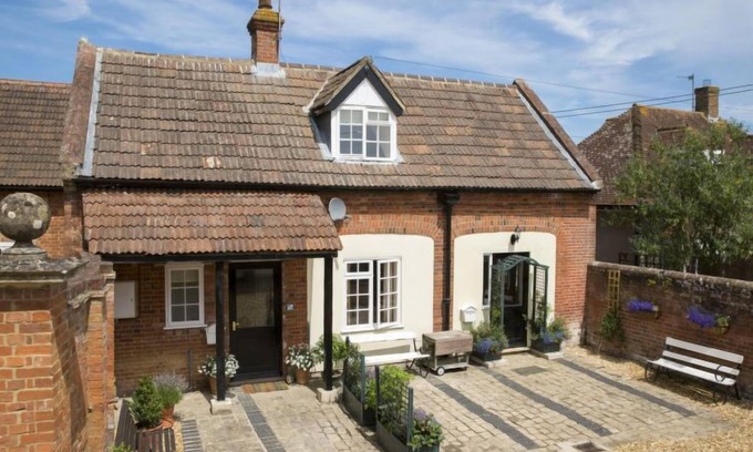 Worton House | The Carriage House by Interhome