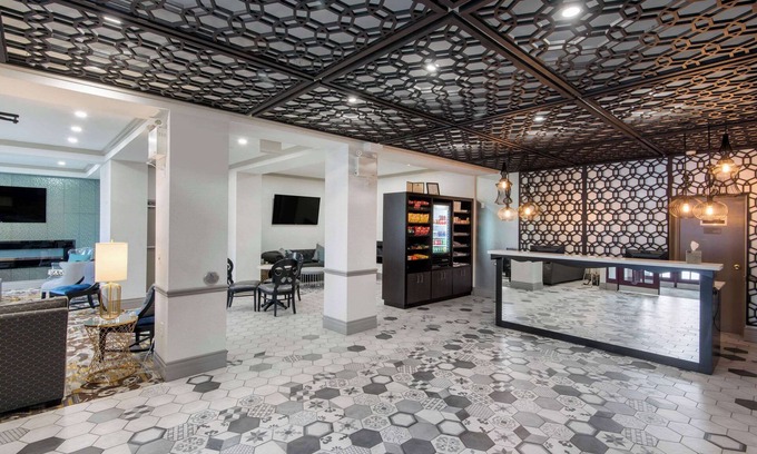 Orillia Hotel | The Champlain Waterfront Hotel, an Ascend Collection Hotel