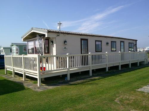 Ingoldmells House | The Chase Ingoldmells Hathaway II 6 Berth Central Heated gated veranda FREE WIFI