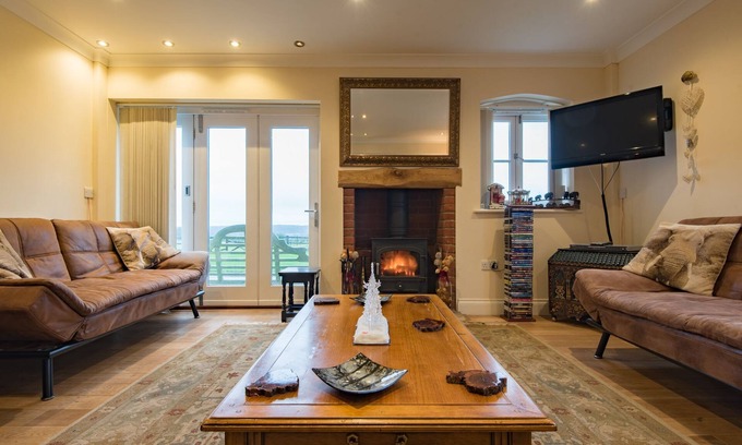 Waltham House | The Chestnuts by Bloom Stays - sleeps 21 guests in 7 bedrooms