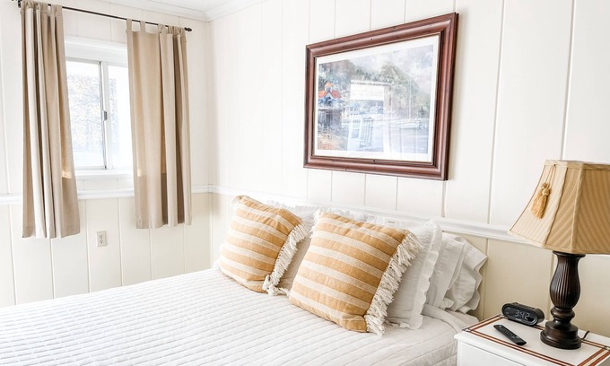 Whitehall Apartment | The Classic 1 Bed @ The Maple Tree Inn