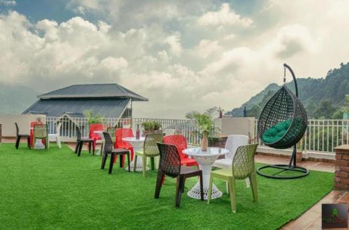 Dharampur Apartment | The Classy Castle I Property of the year I Serviced Villa I Couple Friendly I Pvt Balcony I Open Air Terrace I Bonfire I Kasauli By Exotic Stays
