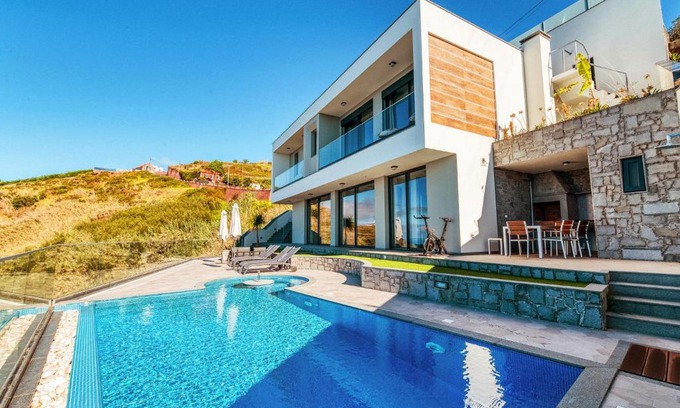 Calheta Villa | The Cliffhouse by LovelyStay