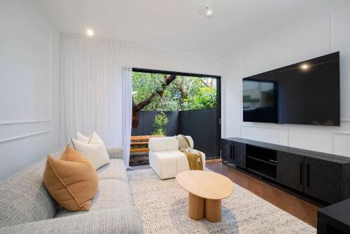 Cooks Hill House | The Cloudscape - Cosy, Modern, and Chic Designer Pad