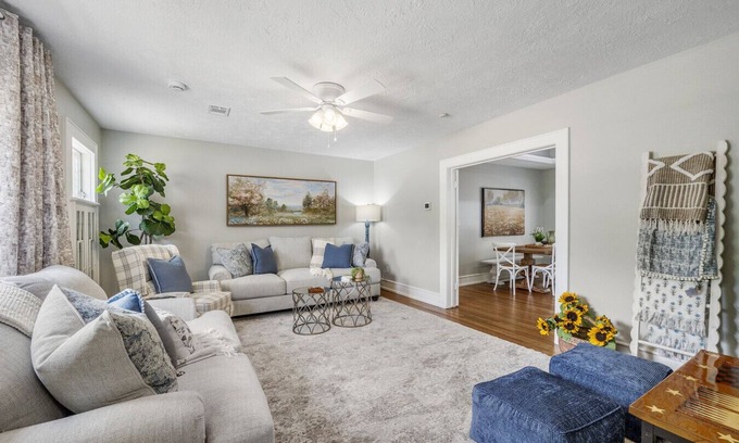 College Station House | The Cottage on Meadow 3 BR/2 BA, Central BCS, A&M, Legends Events Center