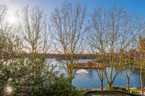 Front de Lac Apartment | The Design Lake - Duke Housing