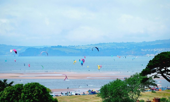 Exmouth Bed & Breakfast | The Devoncourt Resort