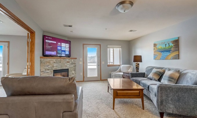 Lake Delton Condo | The Dockview on Lake Delton - Lakefront, PIckleball, Pools