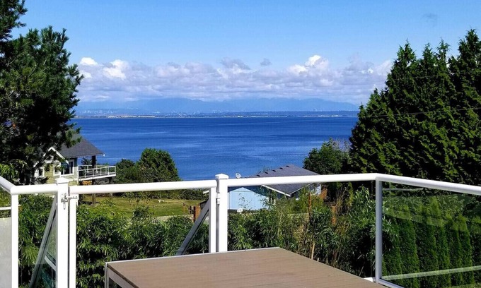 Point Roberts House | The Dragonfly House — Expansive Dual-Kitchen Retreat