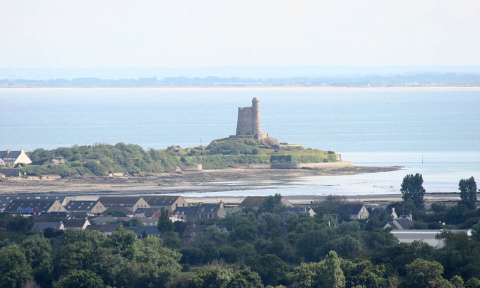 Le Vast Cottage | the family perched house (not terraced)