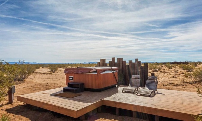 Landers House | THE FARMHOUSE RETREAT:5 acres,hot tub,sleeps 10,AC