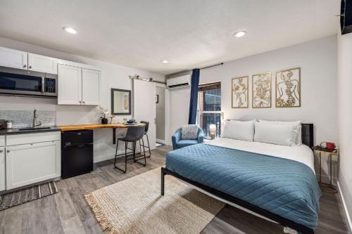 University Park Apartment | The Fox Den in Old Town! Pool, Sauna & Game Room