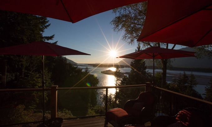 Deroche Bed & Breakfast | The Fraser River's Edge B&B Lodge