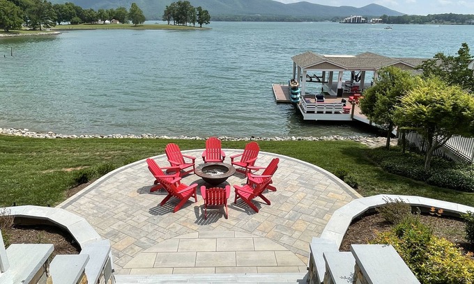 Huddleston House | The Fun Spot 3 - Serene Home with Beautiful Lake & Mtn Views to Relax and Enjoy!