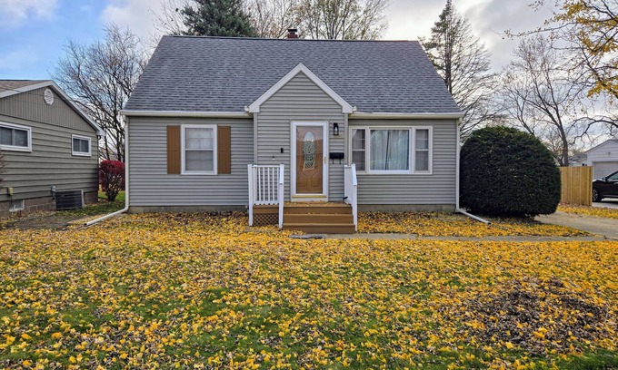 Galesburg House | The Galesburg Escape! King bed, Pet friendly, Game room