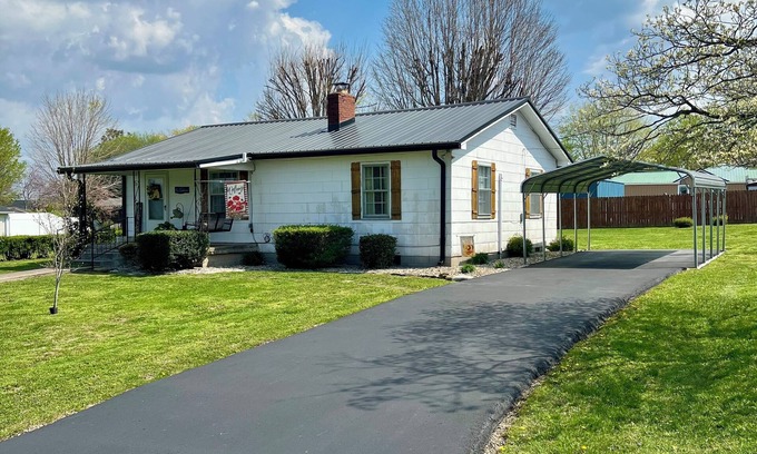Gamaliel House | The Gatehouse, 2-bedroom house in charming Gamaliel with WiFi, AC, pet friendly.