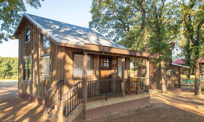 Elm Mott House | The Goldfinch Cabin 15 MIN to Magnolia Baylor