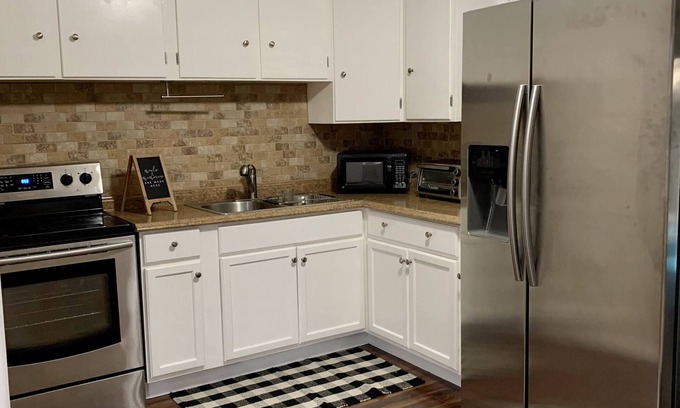Downtown Niagara Falls House | The Gorge View Villa-with Yard & Parking