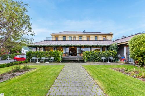 Akaroa Hotel | The Grand Hotel & Bar - Akaroa