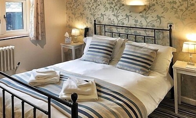 Llanarmon Dyffryn-Ceiriog Hotel | The Hand at Llanarmon