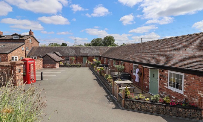 Wimbolds Trafford Cottage | THE HAY BARN, romantic, character holiday cottage in Chester