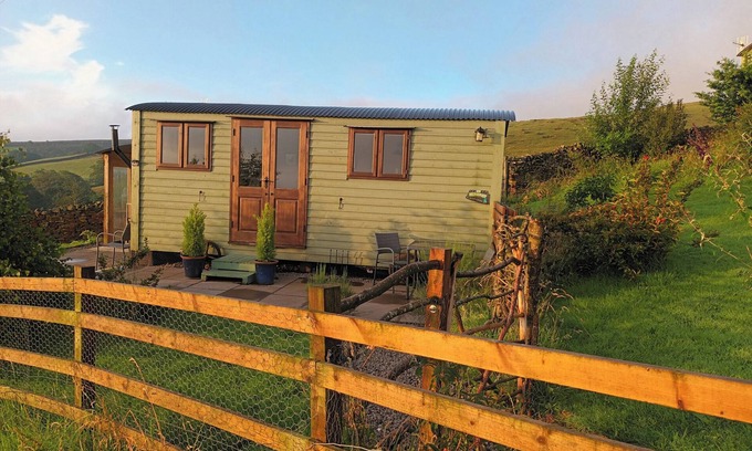 Barnoldswick Cottage | THE HERDSMAN LUXURY SHEPHERDS HUT, pet friendly in Barnoldswick