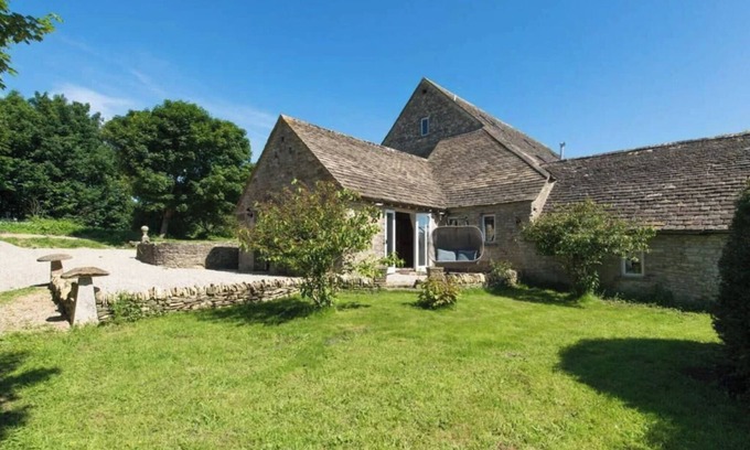 Brimpsfield House | The Hideaway: Authentic Country Living