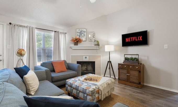 Burleson House | The Hideaway NFLX Arcade Soak tub Garage!