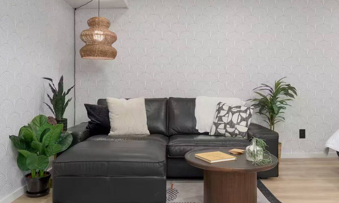 West Eugene Apartment | The Hideout-MidCentury MidTown