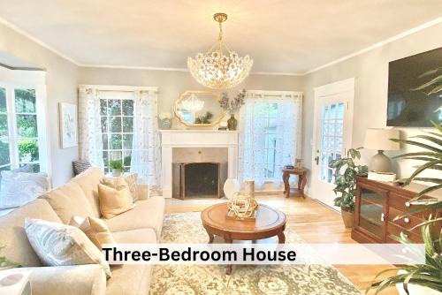 Albany House | The Historic Entertainer in Downtown Monteith District