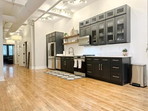 Downtown Cincinnati Apartment | The Historic Lyric Presidential Suite