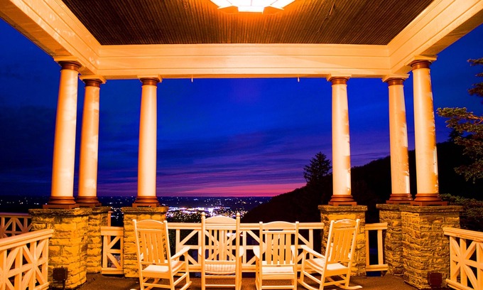 Brownfield Hotel | The Historic Summit Inn