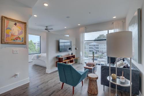 River District Apartment | The Hive Adjacent 3rd Floor, 301 King & 302 Balcony