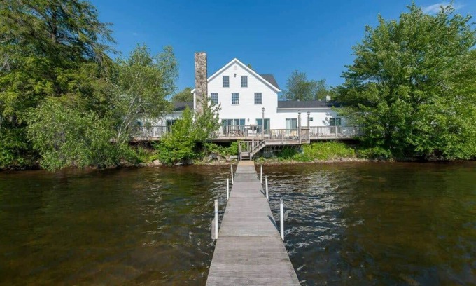 Kauneonga Lake House | The Homestead Full: Lakefront Fun—Sleeps 28!