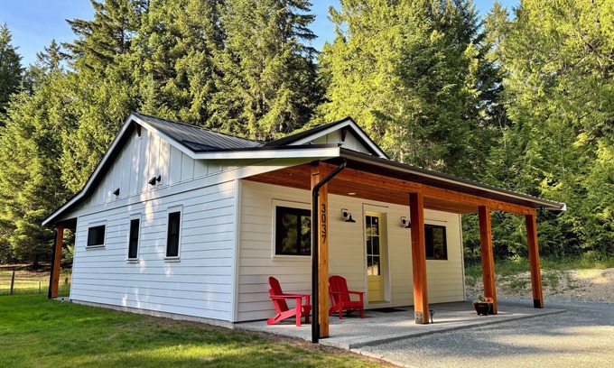 Shawnigan Lake Cottage | The Honeybee Cottage