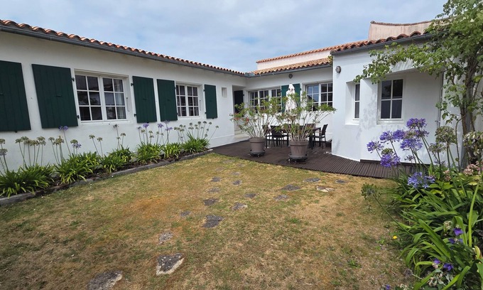 Ars-en-Re House | The house at the end of the cul-de-sac