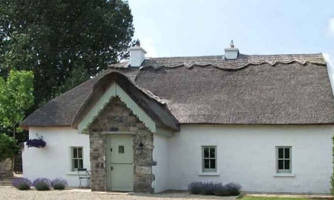 Woodford Cottage | THE HUMBLE DAISY, pet friendly in Woodford, County Galway